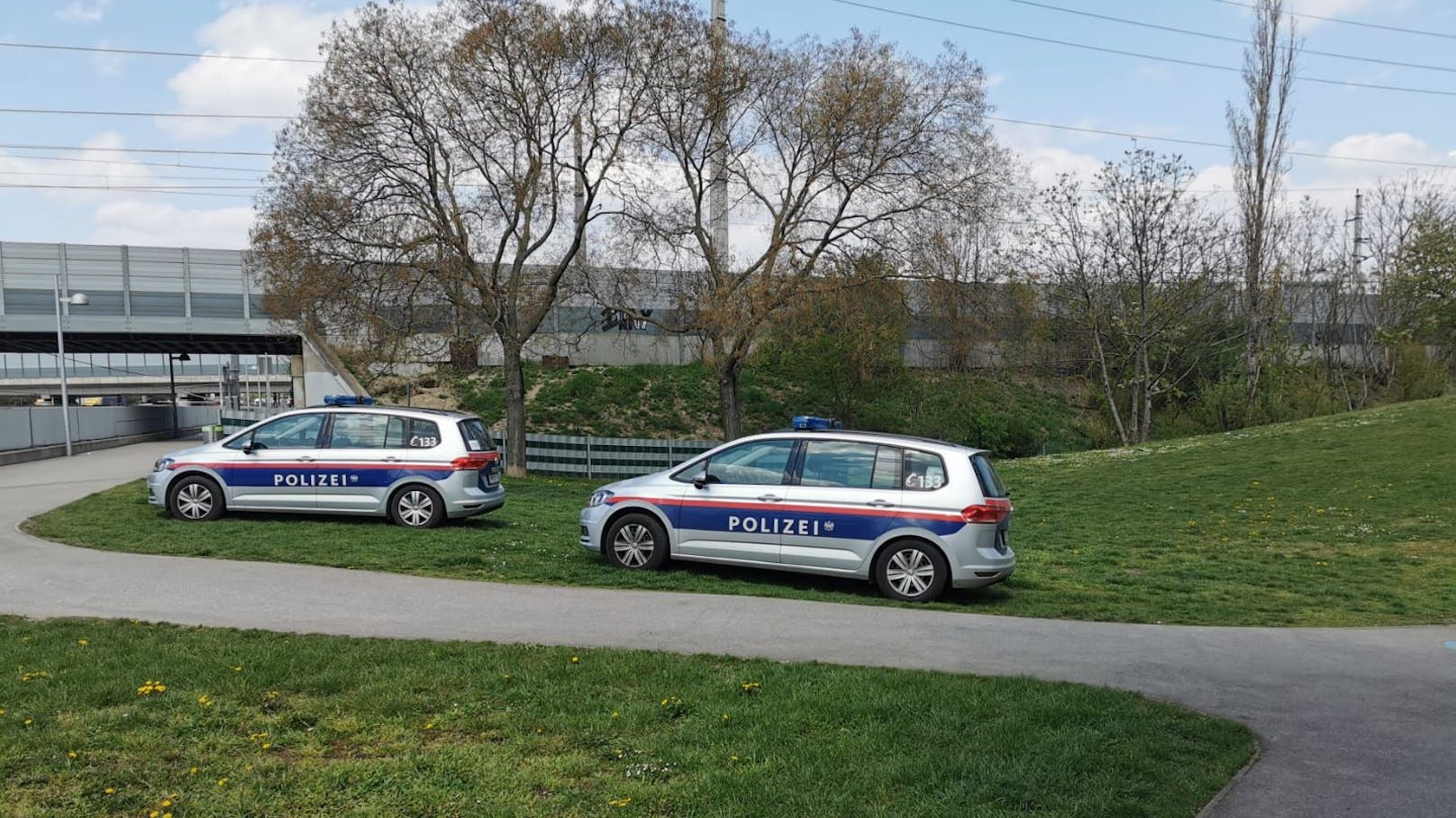 Polizei-Einsatz im Luise-Montag-Park in Wien-Simmering.