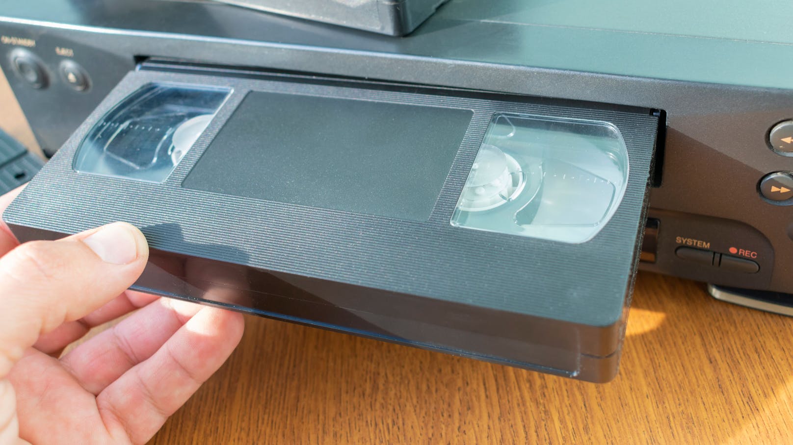 VHS-Kassetten gibt es heutzutage kaum noch. Sie wurden von DVDs und dann später BluRay-Discs und Streaming-Diensten aus den Privathaushalten nahezu völlig verdrängt