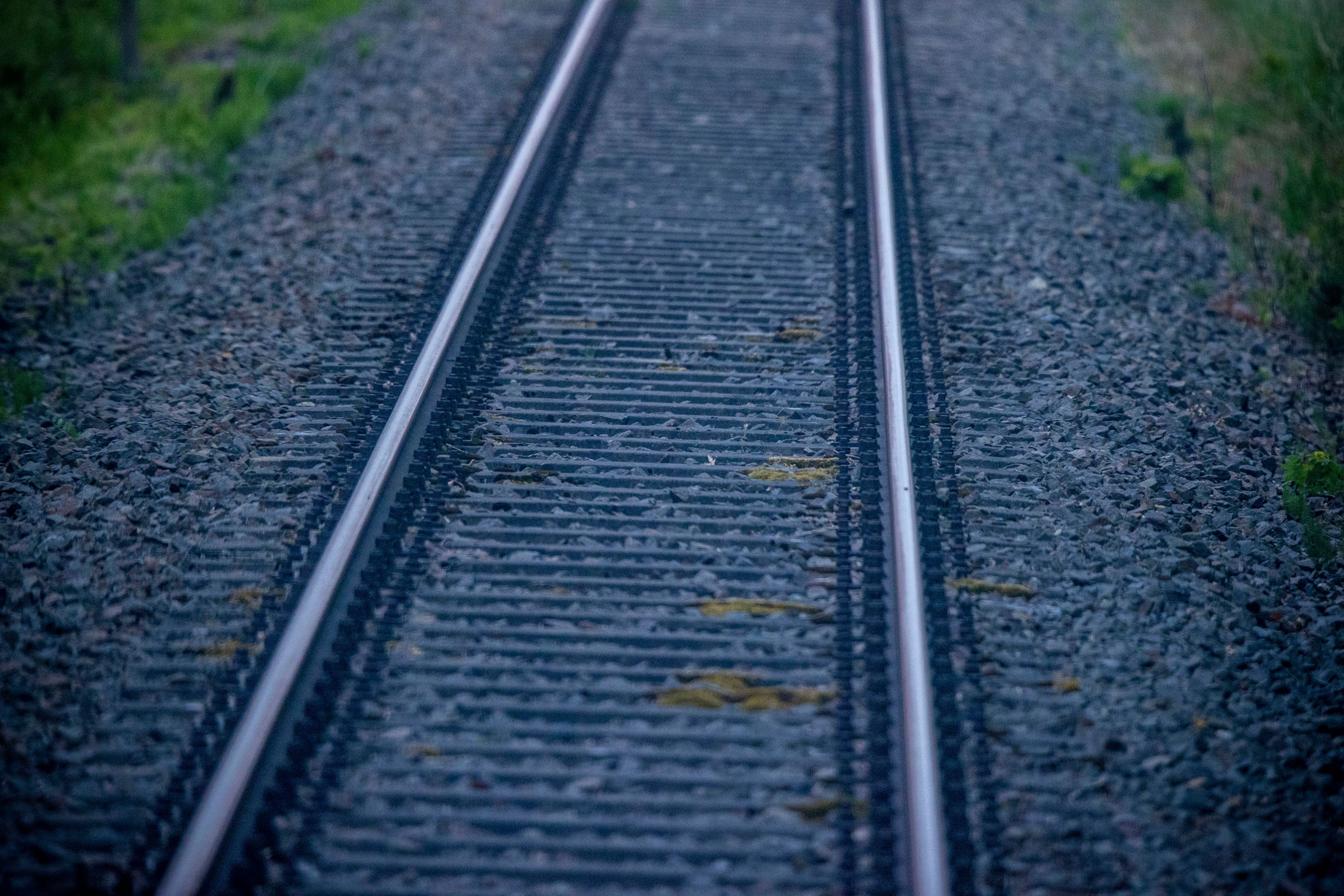 Der Betrunkene "parkte" sein Auto mitten auf den Gleisen.
