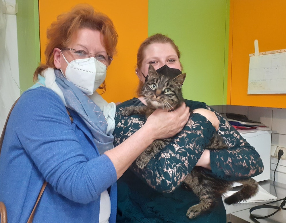Besitzerin Nadine Madej (re.) mit Schwiegermutter Elisabeth Oberascher und Kater Norbert.