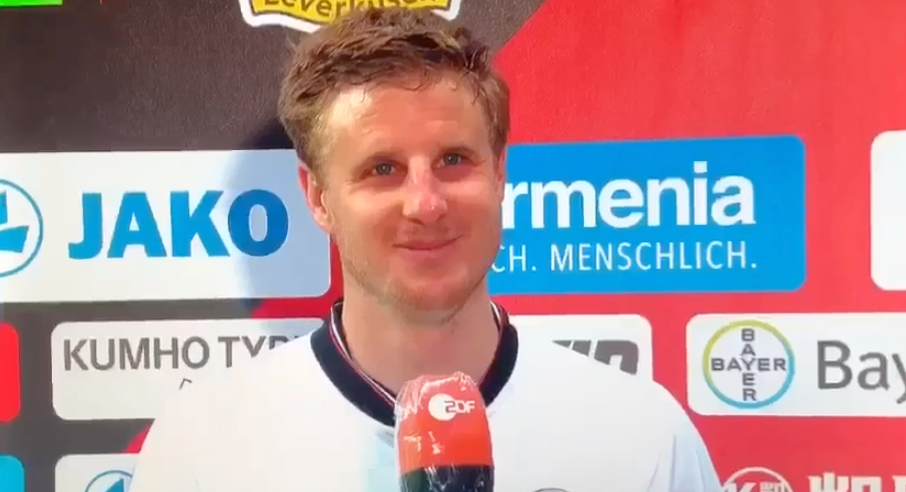 Martin Hinteregger lächelt schelmisch, als er im ZDF eine Prügelei von Hooligans verteidigt.