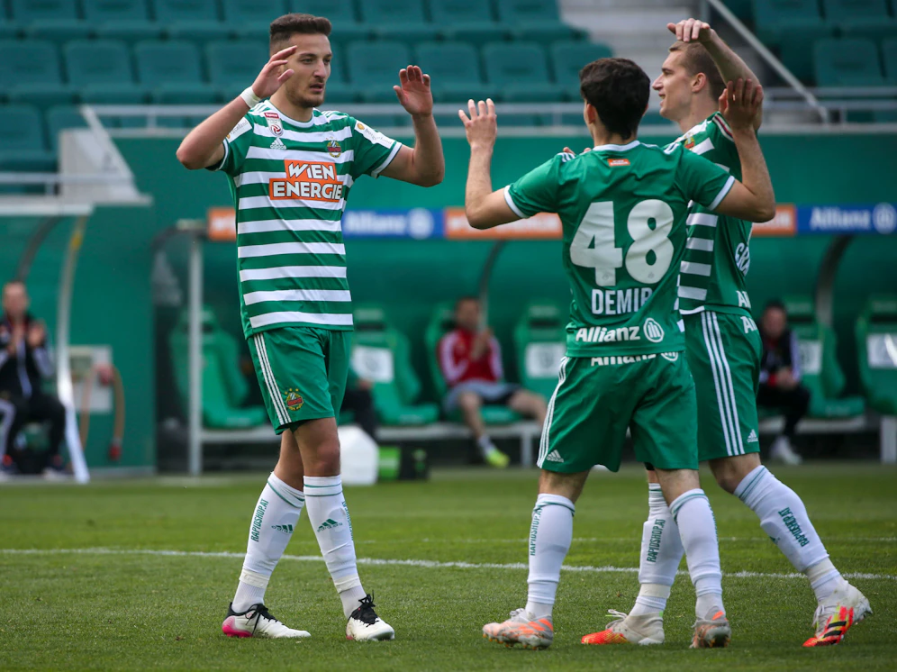 Yusuf Demir klatscht mit Ercan Kara ab.