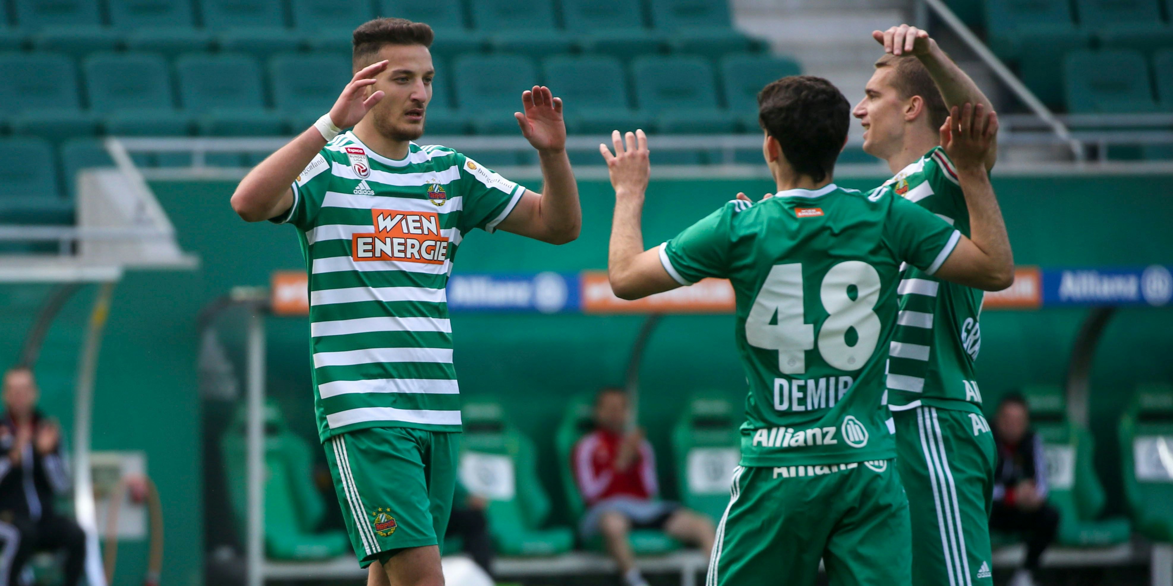 Ercan Kara klatscht mit Yusuf Demir ab.