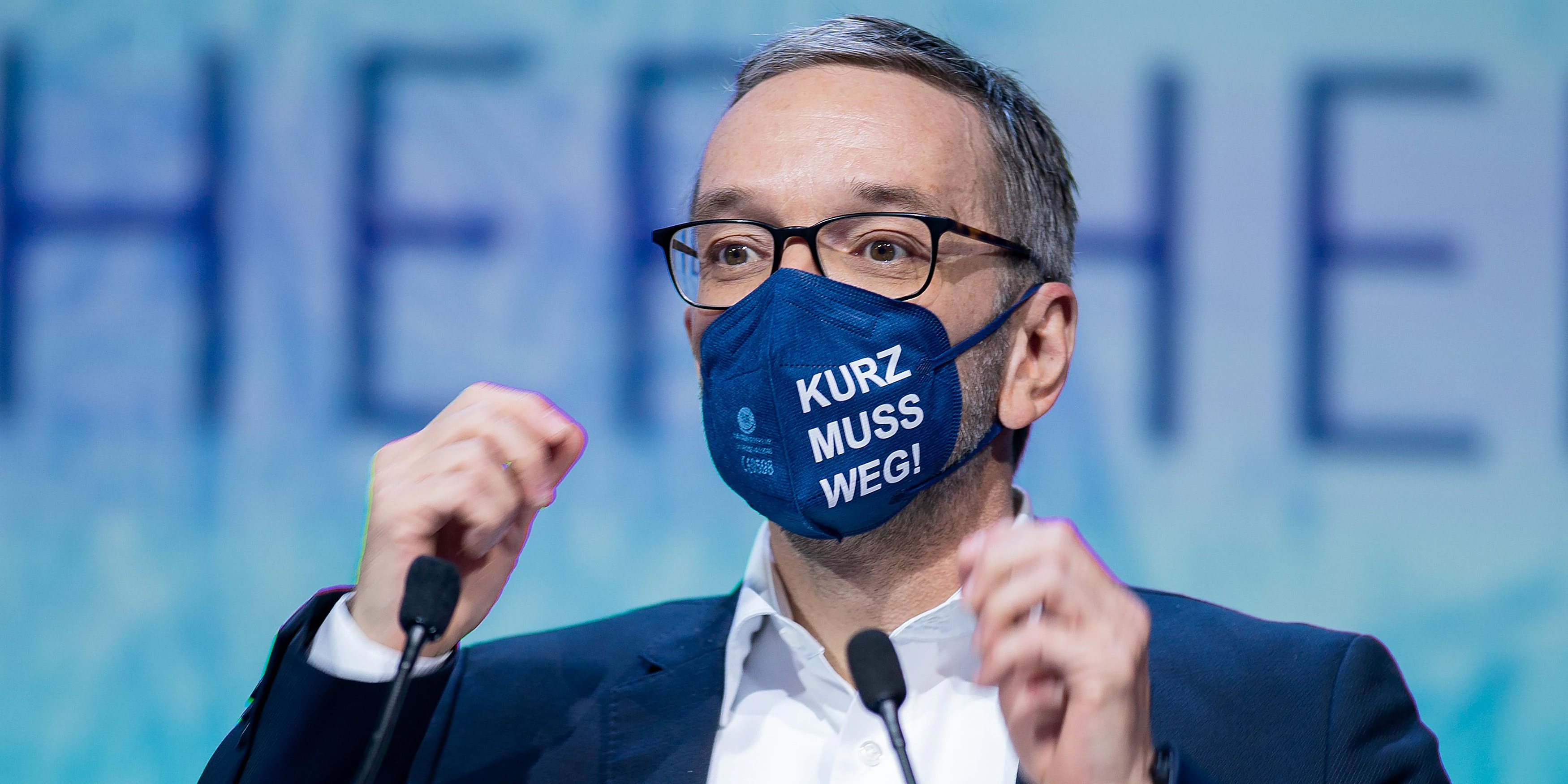 Kickl trug Maske mit Botschaft.