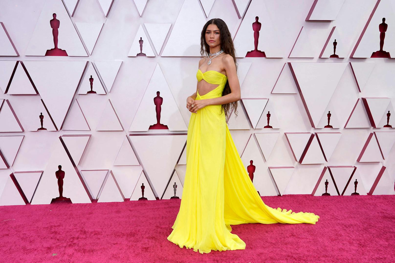 <strong>Zendaya</strong> strahle in einem gelben Kleid von&nbsp;<strong>Valentino.</strong>
