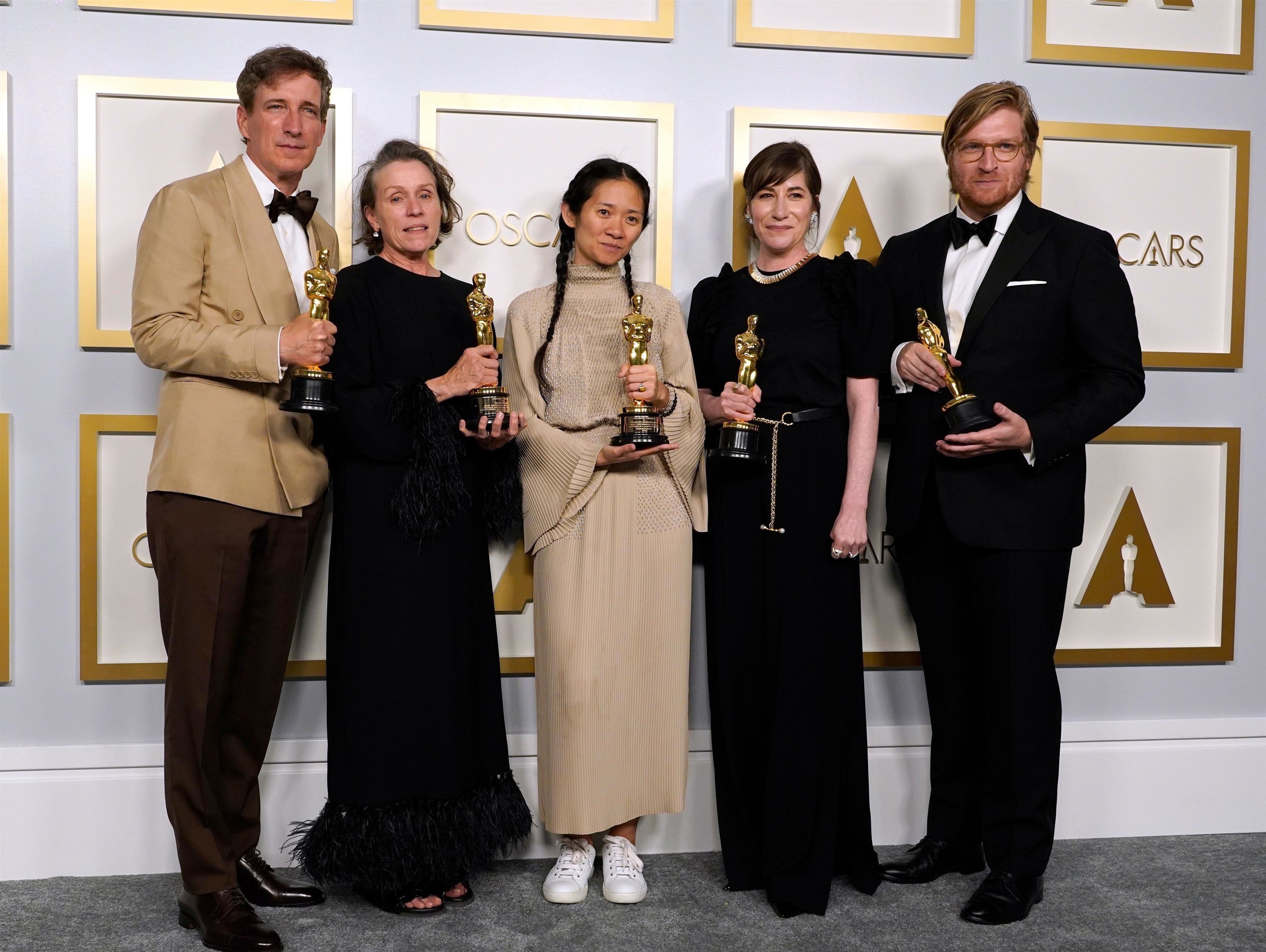 Die asiatische Regiekünstlerin <strong>Chloé Zhao</strong> (Mitte) hat bei den Oscars mit ihrem Aussteiger-Drama 