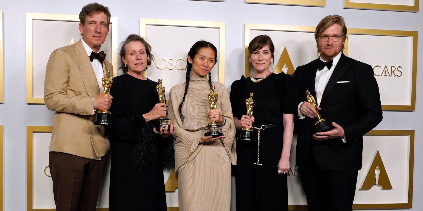 Die asiatische Regiekünstlerin <strong>Chloé Zhao</strong> (Mitte) hat bei den Oscars mit ihrem Aussteiger-Drama "Nomadland" Filmgeschichte geschrieben.<br>