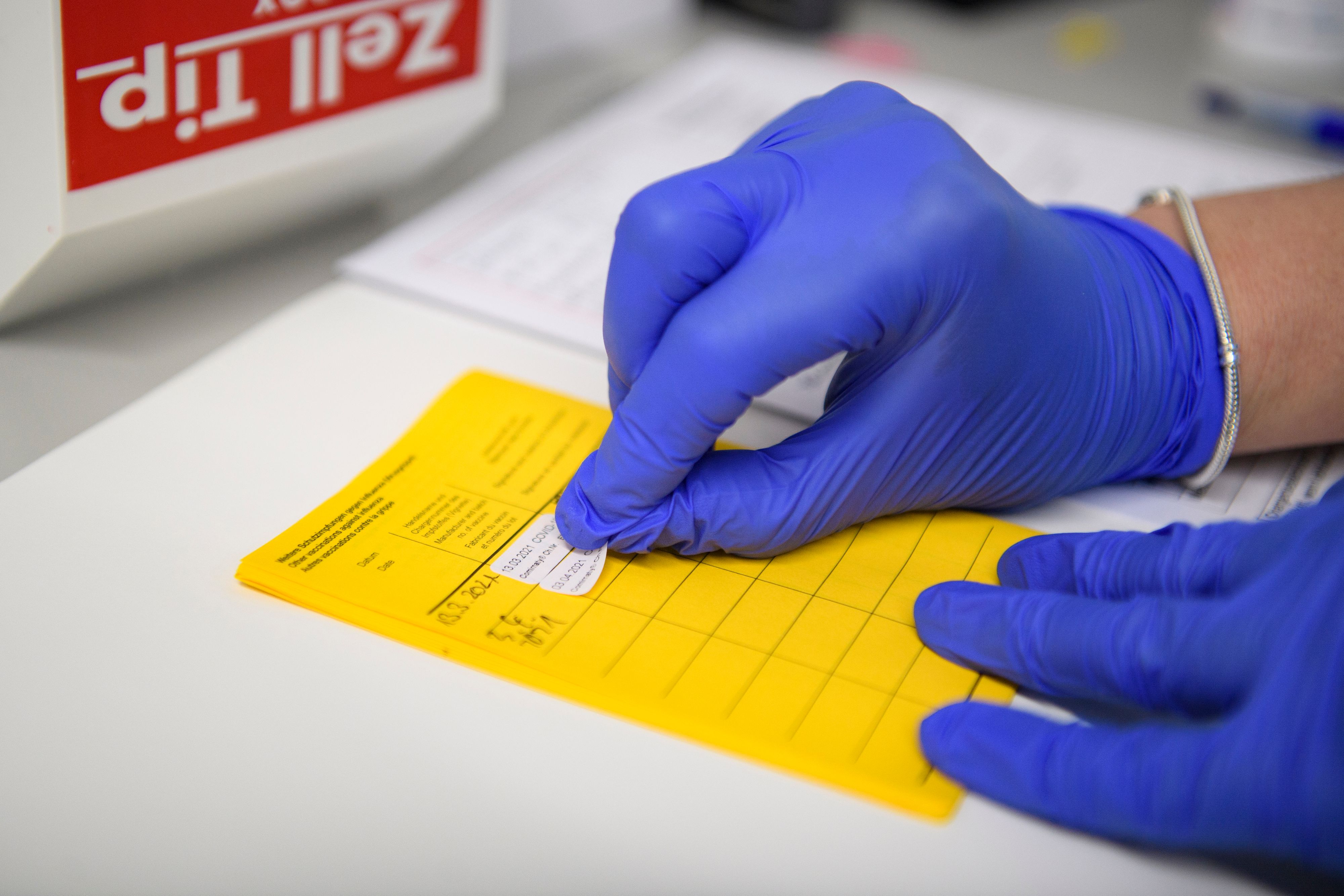 Download von www.picturedesk.com am 26.04.2021 (17:25).  03 April 2021, North Rhine-Westphalia, Velen: Information about the vaccination is entered in the vaccination certificate. People aged 60 and over can make an appointment for vaccination with the active substance from Astrazeneca in North Rhine-Westphalia from today. The first over-60s were even vaccinated today. Photo: Christopher Neundorf/dpa - 20210403_PD3230 - Rechteinfo: Rights Managed (RM)