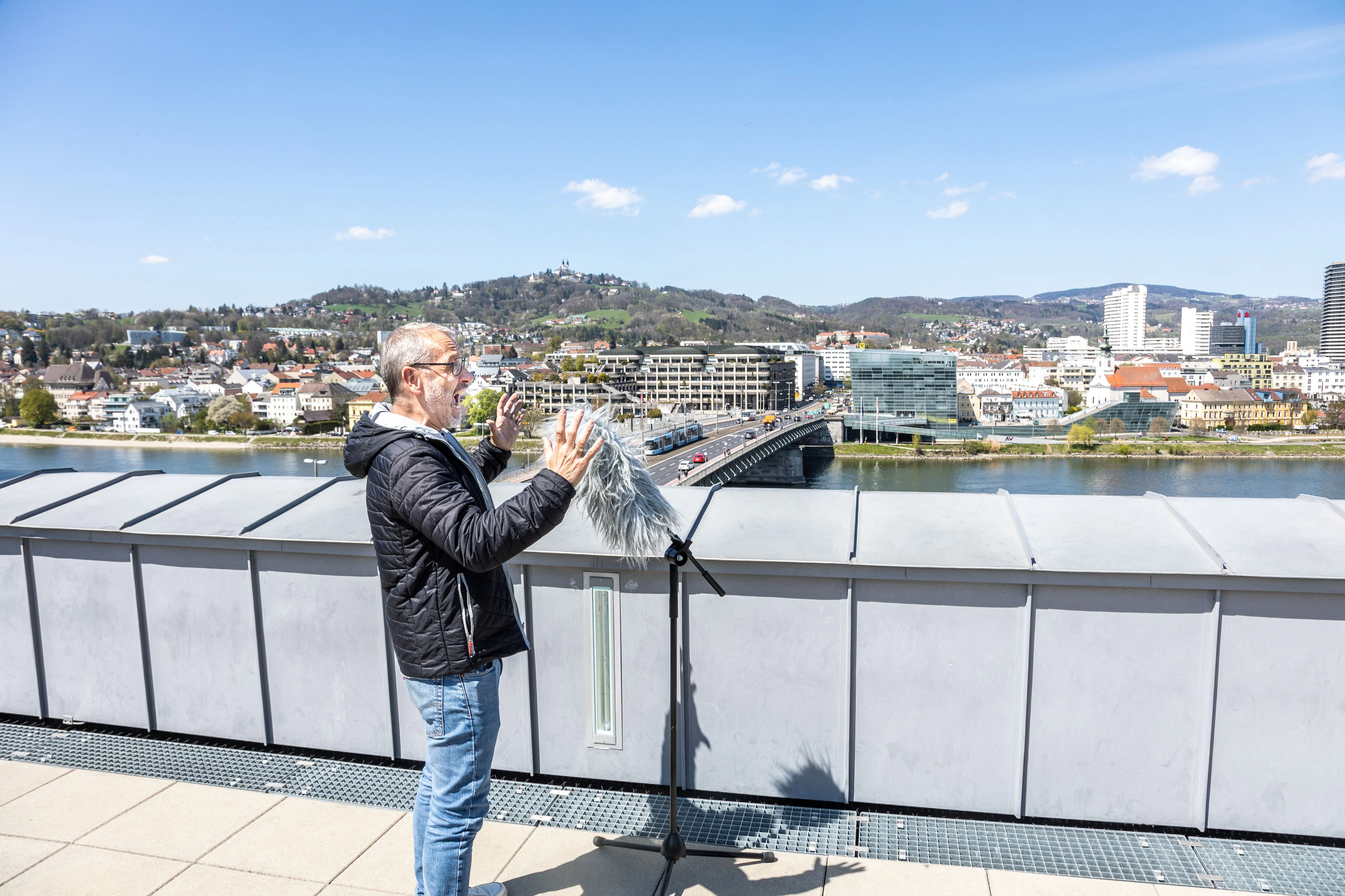 "Heute"-Redakteur Gerald Schwab schreit Linz an.