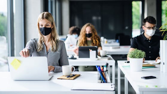 Menschen im Büro (Symbolbild)