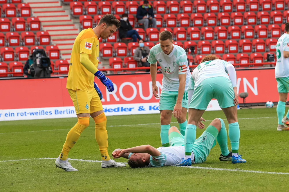 Marco Friedl am Boden.