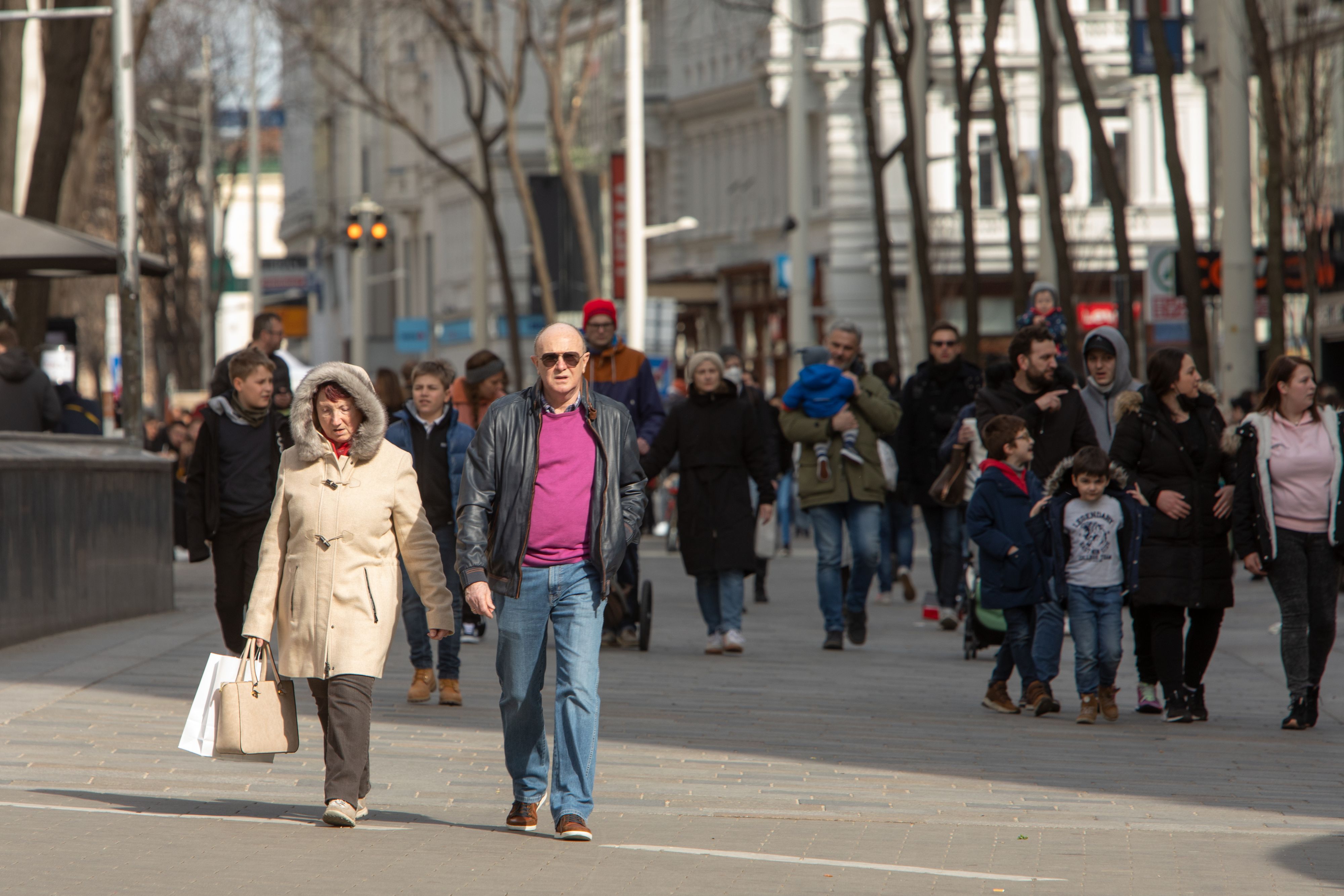 Menschen großteils ohne Schutzmasken auf der Mariahilferstraße