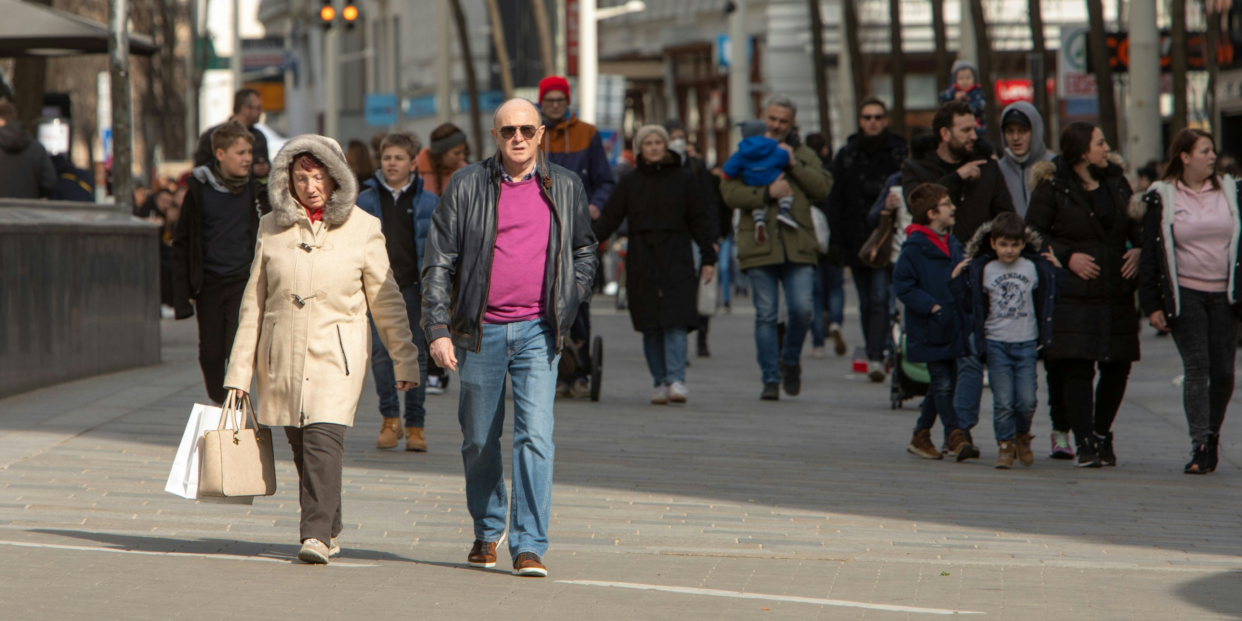 Menschen großteils ohne Schutzmasken auf der Mariahilferstraße