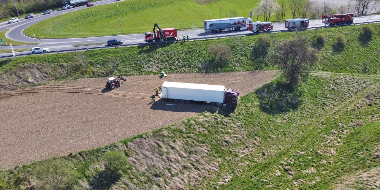 So kam der Sattelschlepper zum Stillstand.