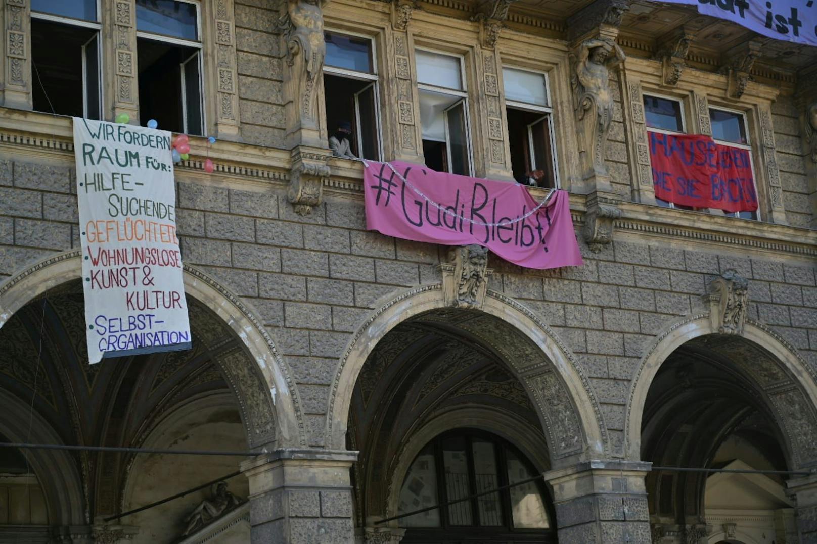 Nach der Besetzung brachten die Aktivisten an den Fenstern und Balkonen des Hauses Banner mit Aufschriften wie "Ob geflüchtet oder wohnungslos, wir haben Platz, die Stadt ist groß" an.