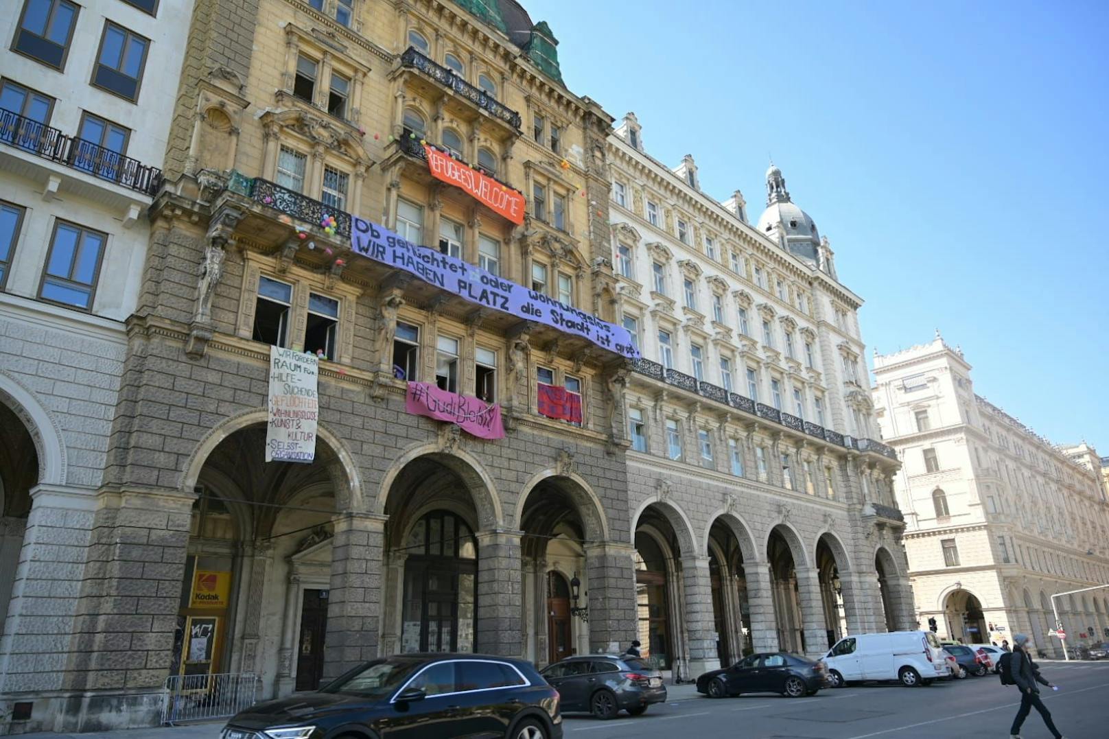 Rund 50 Aktivisten halten am 26. April 2021 seit Stunden ein Gründerzeithaus am Wiener Rathausplatz besetzt. Gegenüber "<em>Heute</em>" heißt es, dass man "Kritik an der Immobilienspekulation ...