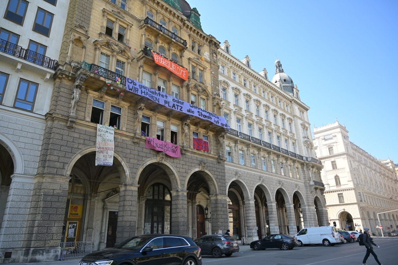 Heute.at - Polizei räumt das besetzte Haus beim Wiener Rathaus