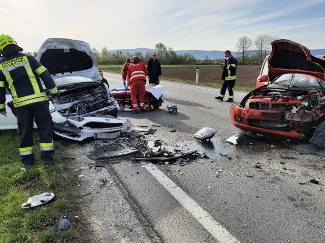 Beide Autos wurden komplett demoliert.