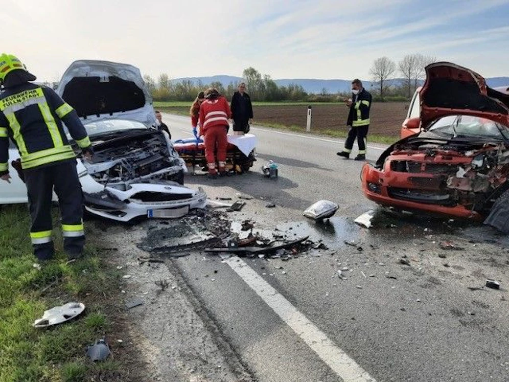 Beide Autos wurden komplett demoliert.