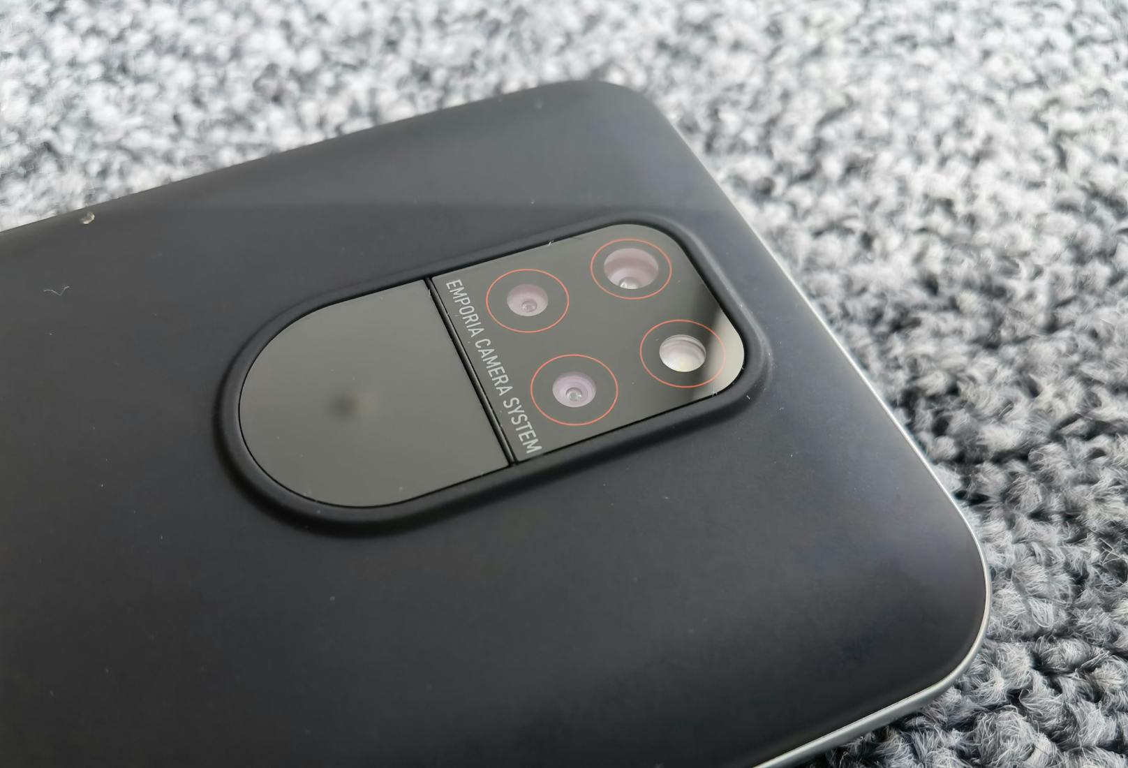 Neu und moderner ist das Design des Smart 5. Mit dem montierten Standard-Cover bekommt man ein schickes Gerät, bei dem vor allem die Kamera ins Auge sticht.
