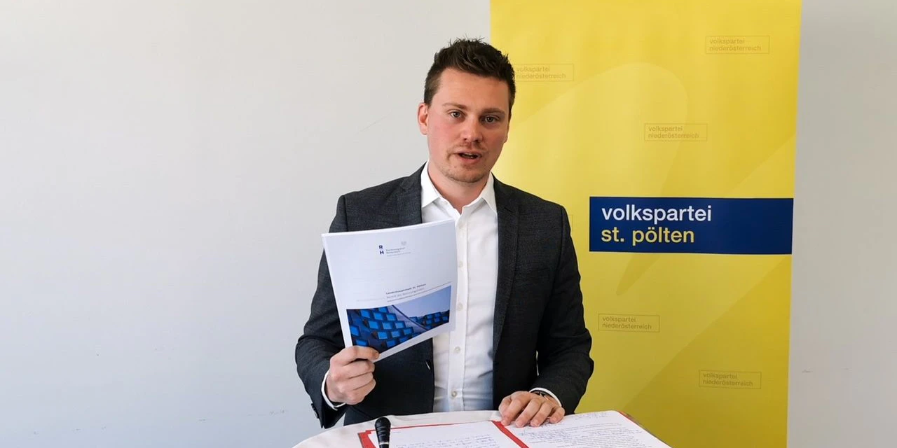 Krumböck mit dem Rechnungshofbericht.