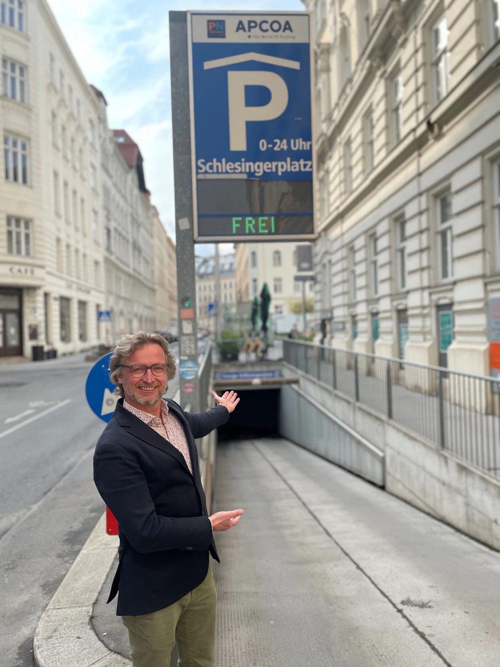 Um die Josefstädter während des U-Bahnausbaus zu unterstützen, hat Bezirkschef Martin Fabisch (G) mit Garagenbetreibern 230 Stellplätze zu besonders günstigen Preisen ausgehandelt.