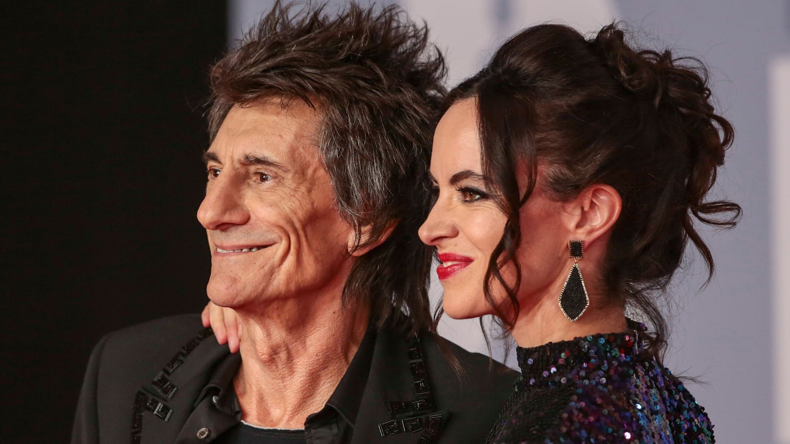 Die Liebe zu seiner Frau <strong>Sally Humphreys</strong> gab "Rolling Stones"-Gitarrist <strong>Ronnie Wood</strong> bei seinem Kampf gegen den Krebs neue Kräfte.<br>