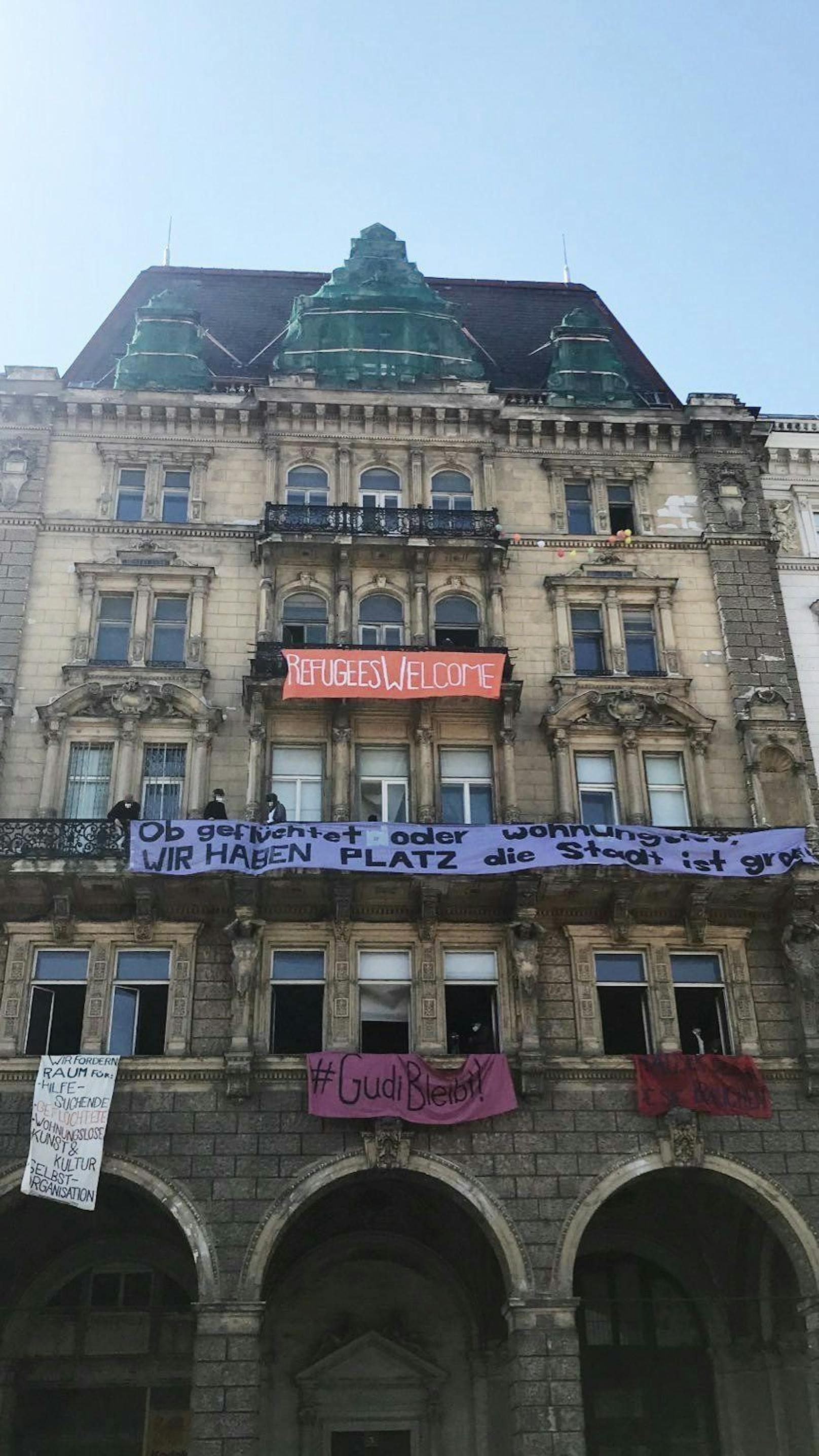 50 Aktivisten besetzen Haus am Wiener Rathausplatz