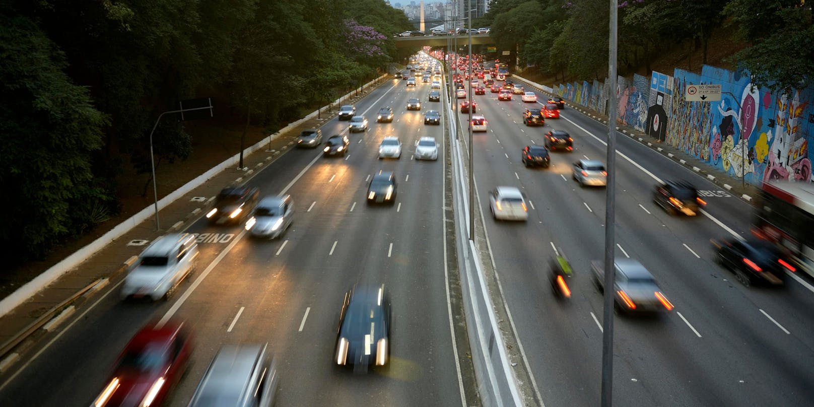 In Zukunft sollen Neuwagen von Renault und Dacia nicht mehr schneller als 180 Kilometer pro Stunde fahren können. (Symbolbild)