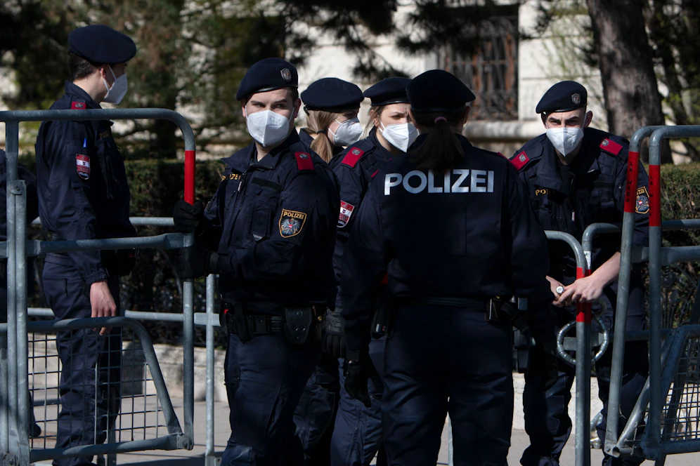 Die Polizei will die Gangart gegenüber illegal Feiernden verschärfen.