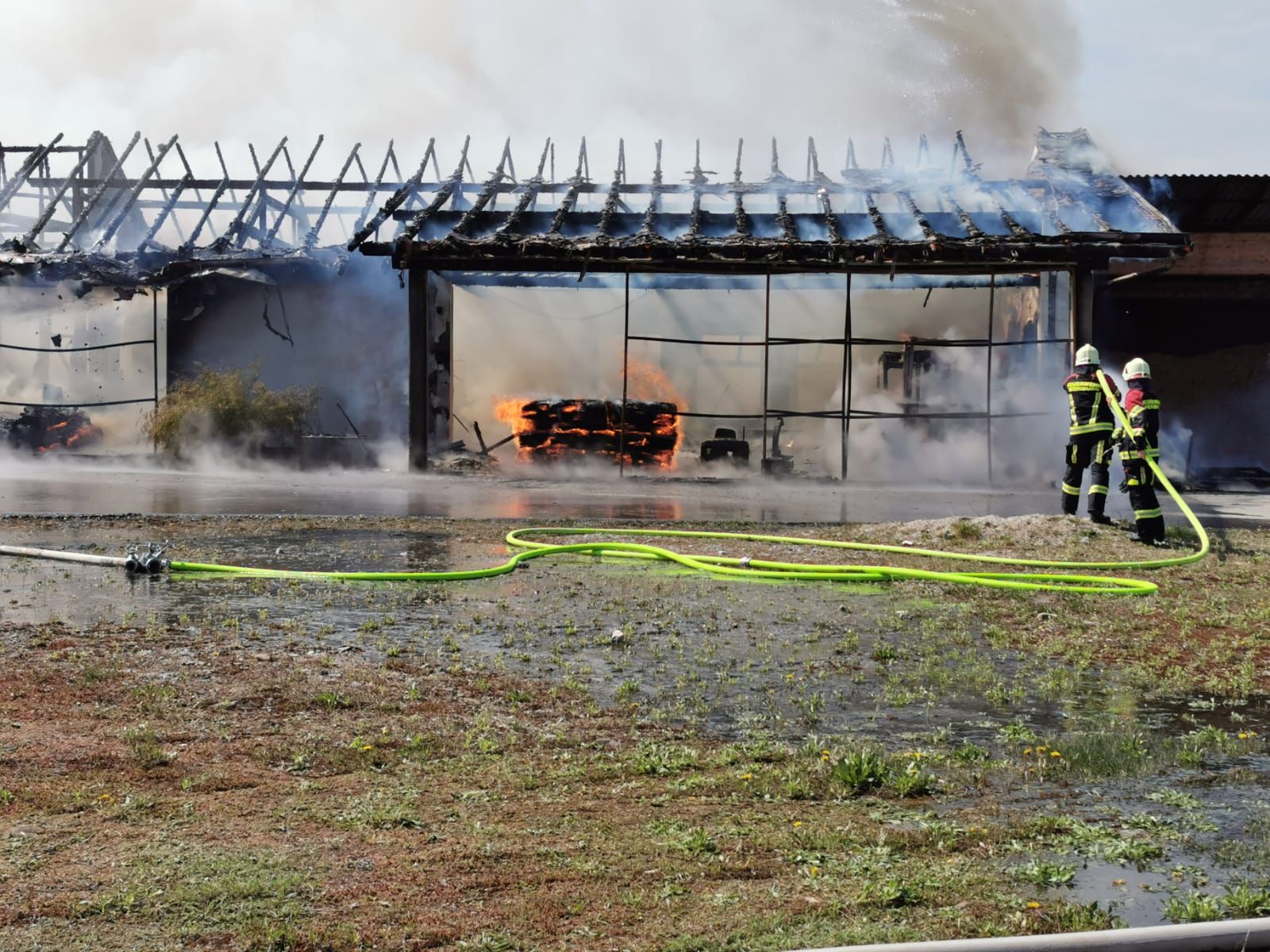 Gebäude brannte ab.