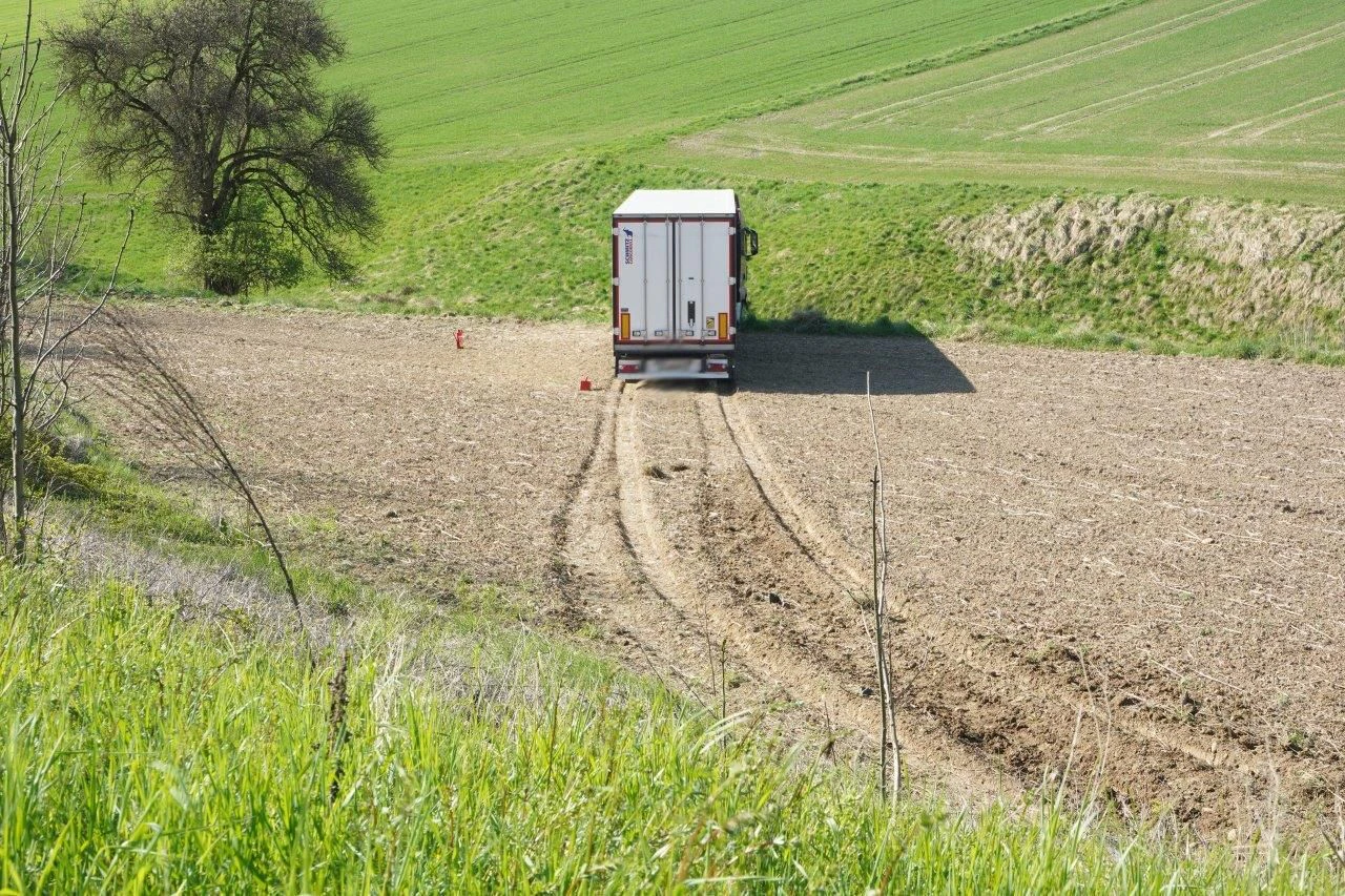 Der Lenker konnte das Gefährt auf den Rädern halten.