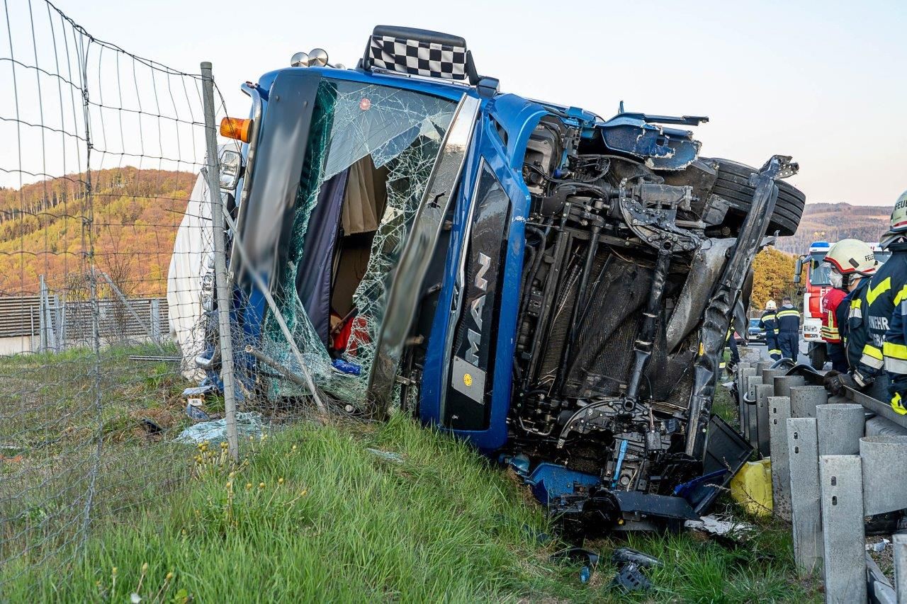 Schwerer Lkw-Unfall Bei Neulengbach Legte A1 Lahm | Heute.at