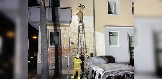 Der Brand beschädigte auch eine angrenzende Hausfassade schwer.