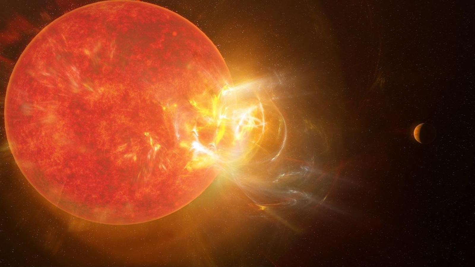 Grund dafür sind heftige Strahlen-Ausbrüche, sogenannte interstellare Flares. Einen regelrechten Rekordausbruch wurde im Mai 2019 registriert. Laut Meinung von Studienleiterin Meredith Mac dürften die Exoplaneten Proxima Centauris täglich von diesen getroffen werden.  Grund dafür sind heftige Strahlen-Ausbrüche, sogenannte interstellare Flares. Einen regelrechten Rekordausbruch wurde im Mai 2019 registriert. Laut Meinung von Studienleiterin Meredith Mac dürften die Exoplaneten Proxima Centauris täglich von diesen getroffen werden. 