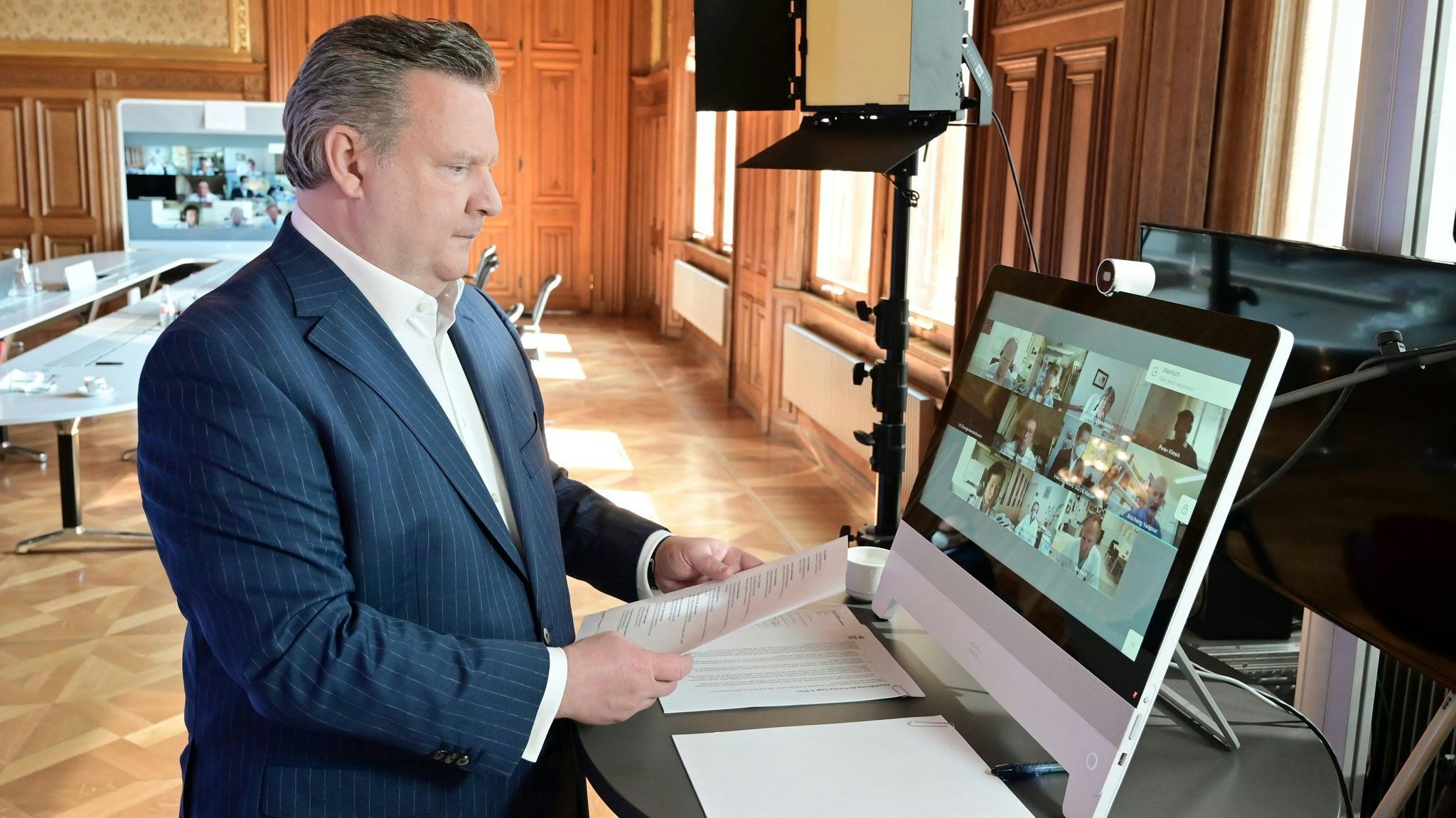 Bürgermeister Michael Ludwig berät mit Experten das weitere Vorgehen der Stadt Wien (27. April 2021)