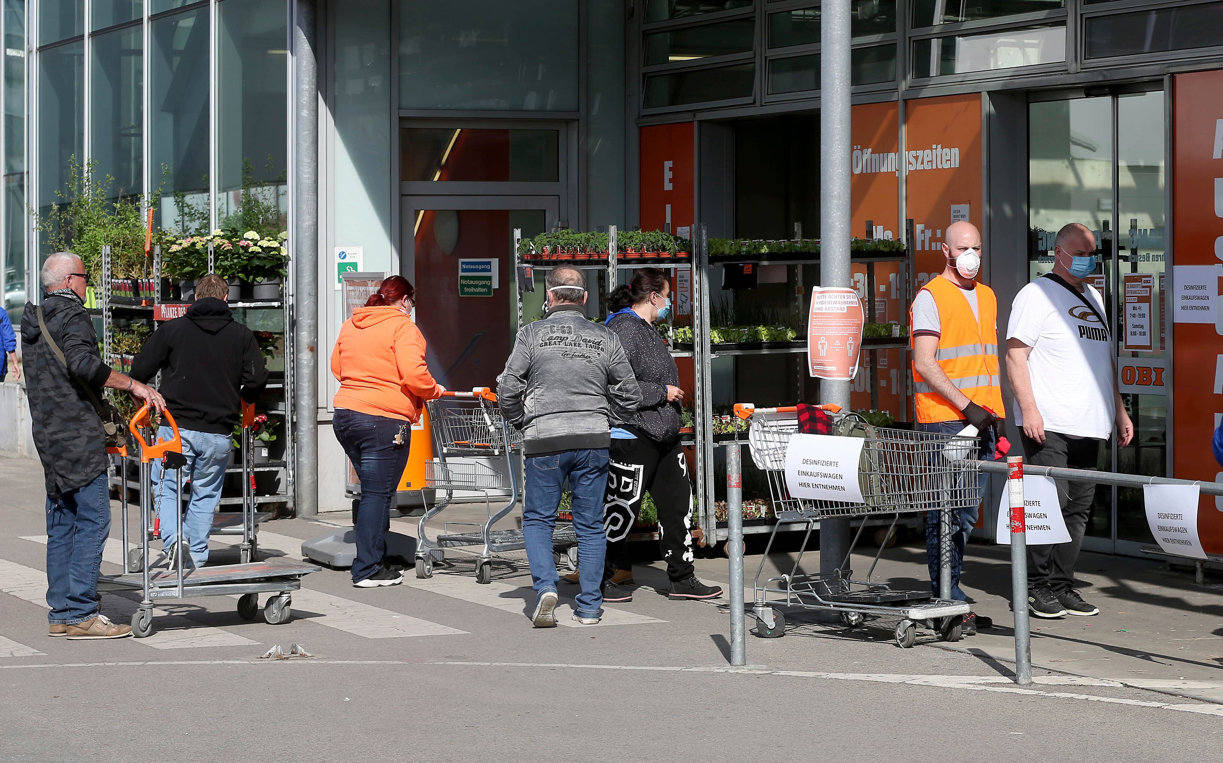 Die Wirtschaftskammer hat  eigens Plakate entworfen, um zu zeigen, wie viele Kunden in die Geschäfte dürfen.
