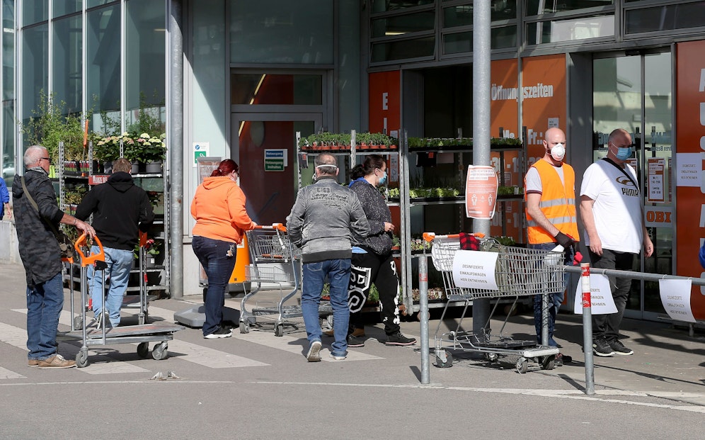 Die Wirtschaftskammer hat  eigens Plakate entworfen, um zu zeigen, wie viele Kunden in die Geschäfte dürfen.