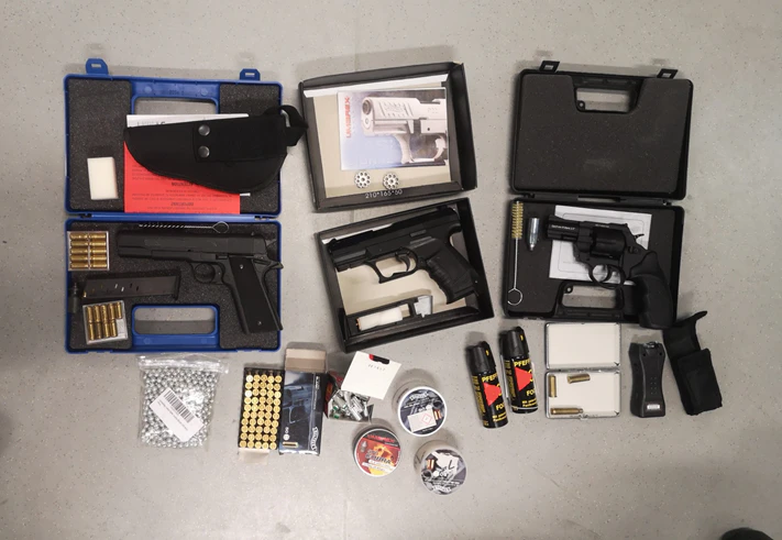 Ein 29-jähriger hatte mehrere Waffen in seiner Wohnung.