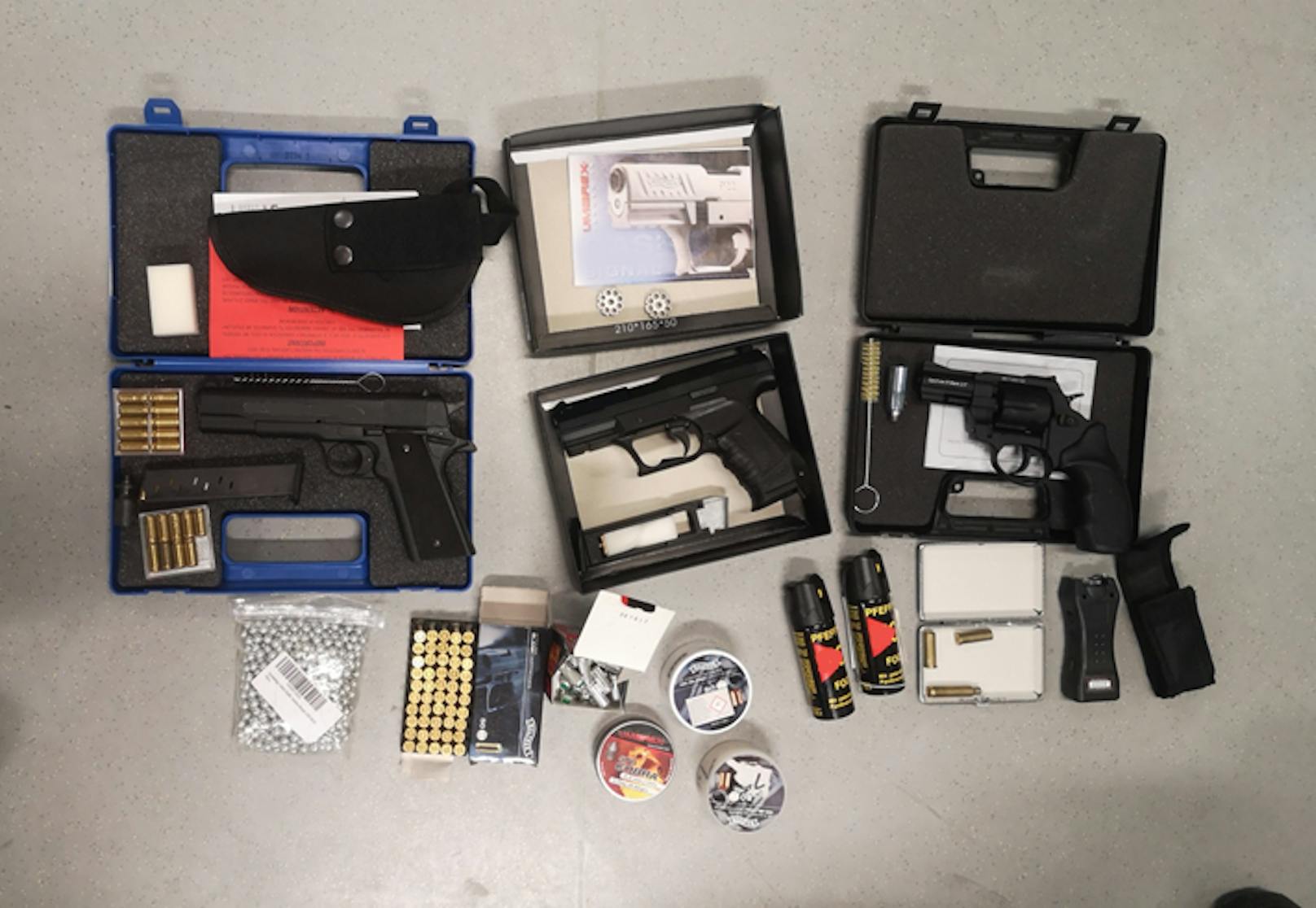 Ein 29-Jähriger hatte mehrere Waffen in seiner Wohnung.