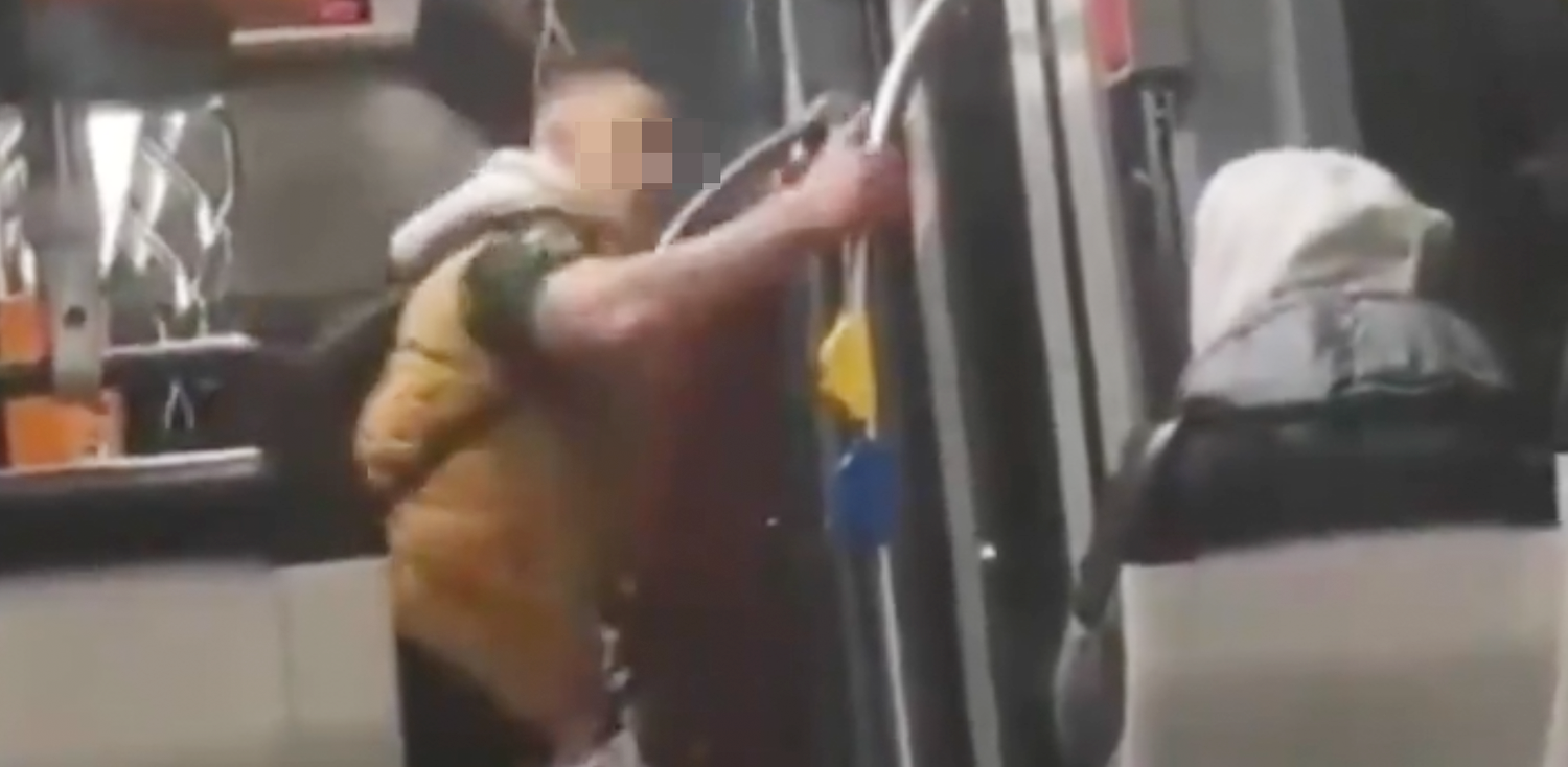 "Das ist mein Land, du F*tze", sagte der Angreifer zu dem Buben.