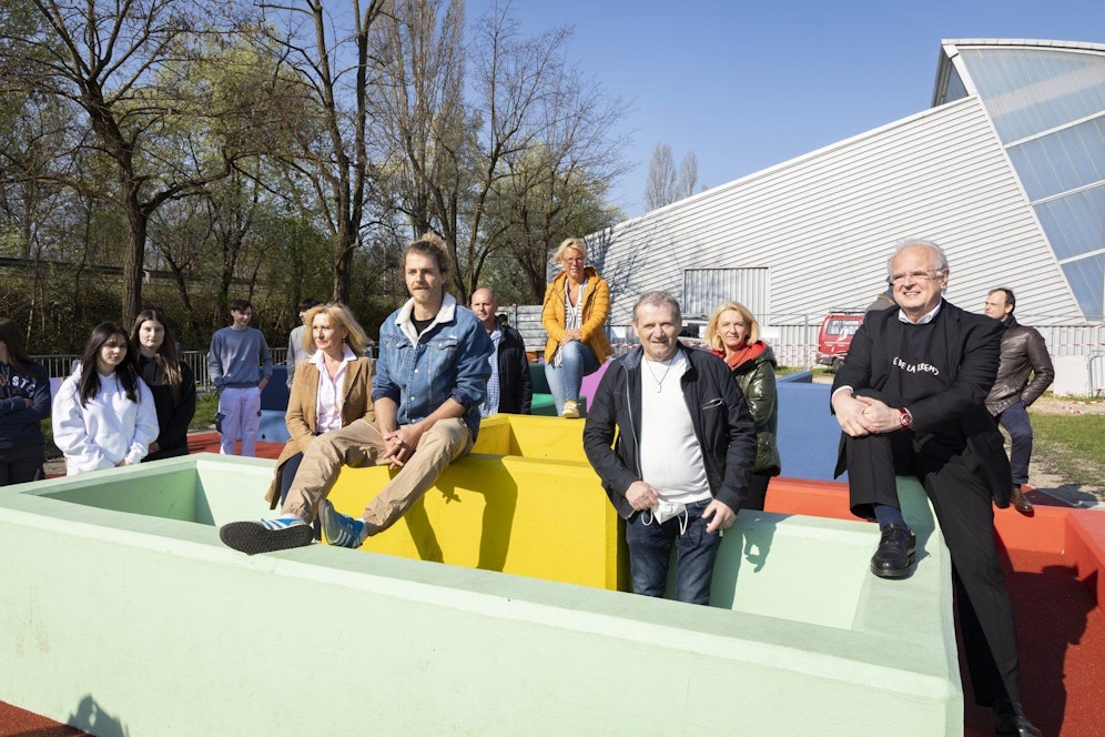 Bürgermeister Reinhard Resch, Vizebürgermeisterin Eva Hollerer, Johann Schadinger, Manuela Leoi, Freerunning-Trainer Arno Fürnsinn, Lions-Club-Präsidentin Ulrike Blei (von rechts) und die HTL-SchülerInnen nehmen den neuen Freerunning Park in Beschlag.