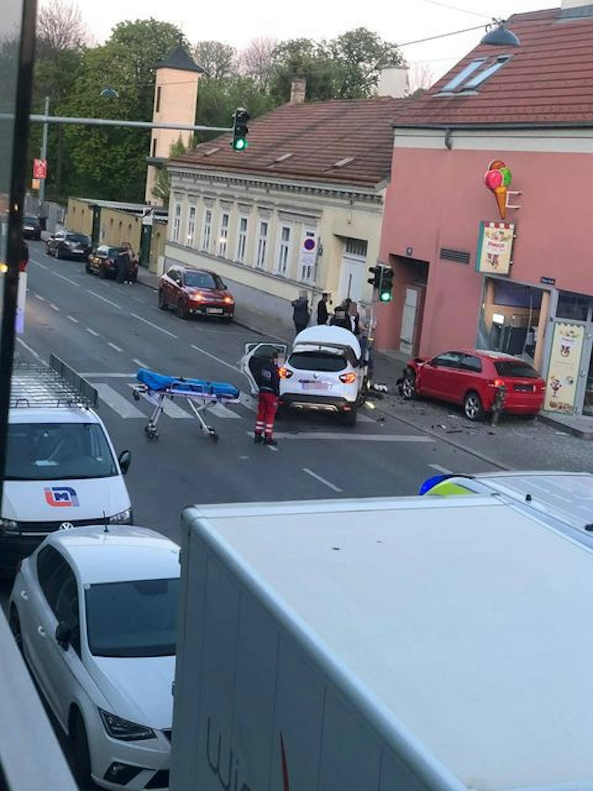 Bei einem Verkehrsunfall zwischen zwei Pkws wurde auch ein Eisgeschäft beschädigt.