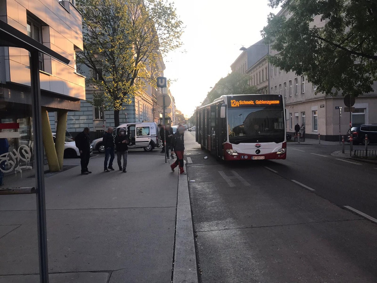 Der Klein-Lkw fuhr Rückwärts und übersah wahrscheinlich den Bus.