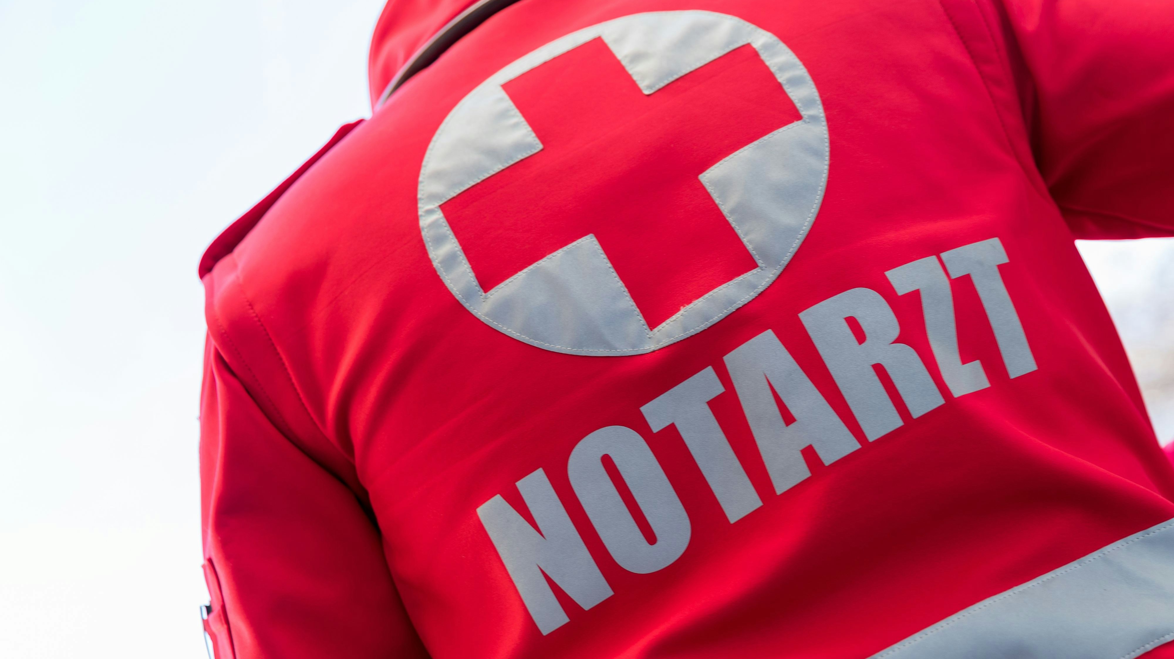 Ein Notarzt des Roten Kreuzes. Symbolbild