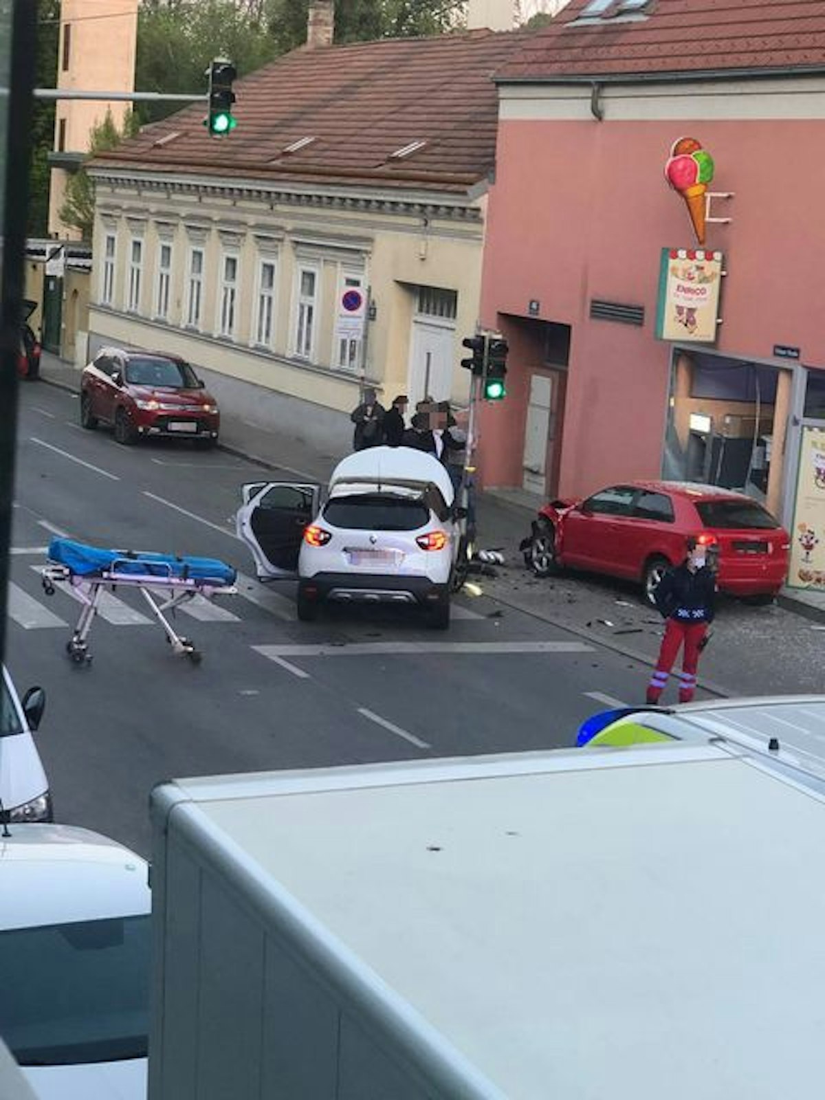 Bei einem Verkehrsunfall zwischen zwei Pkws wurde auch ein Eisgeschäft beschädigt.