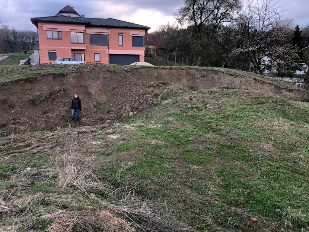 Wegen eines Baufehlers rutscht der Hang neben dem Haus von Melanie Biermayr weg.