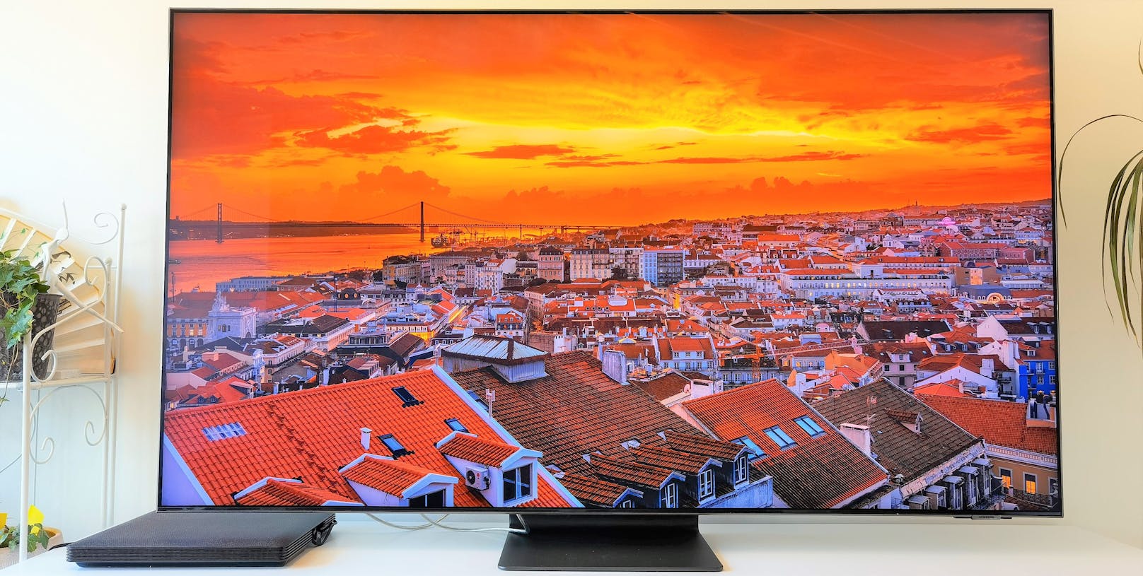 In den neuen TVs gibt es sowohl die von LCD-Modellen geschätzte hohe Helligkeit bei gleichzeitig von OLED-Geräten bekannten realistischen Farben,...