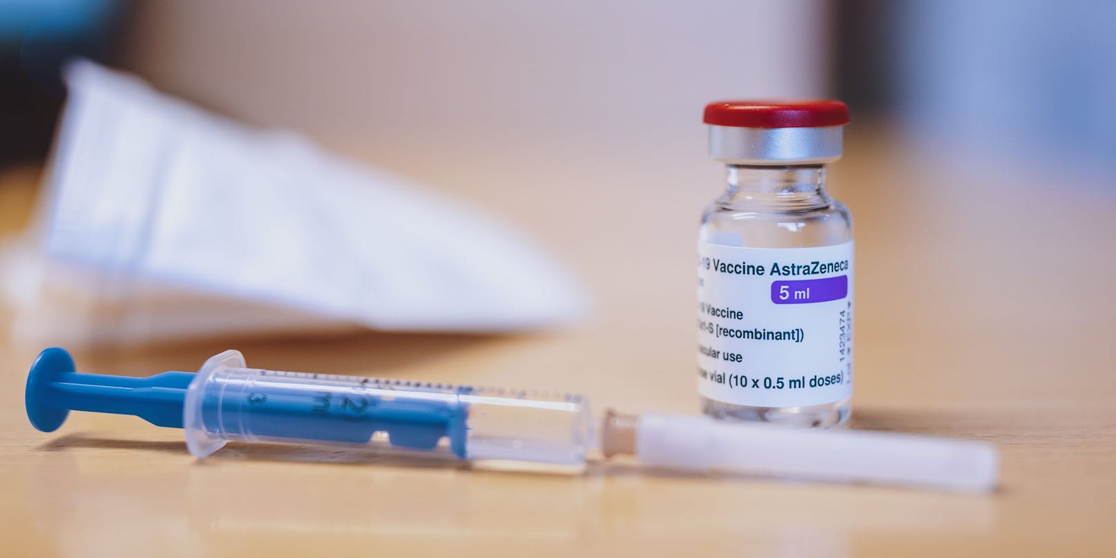 Eine Ampulle des AstraZeneca-Impfstoffes (Archivfoto)
