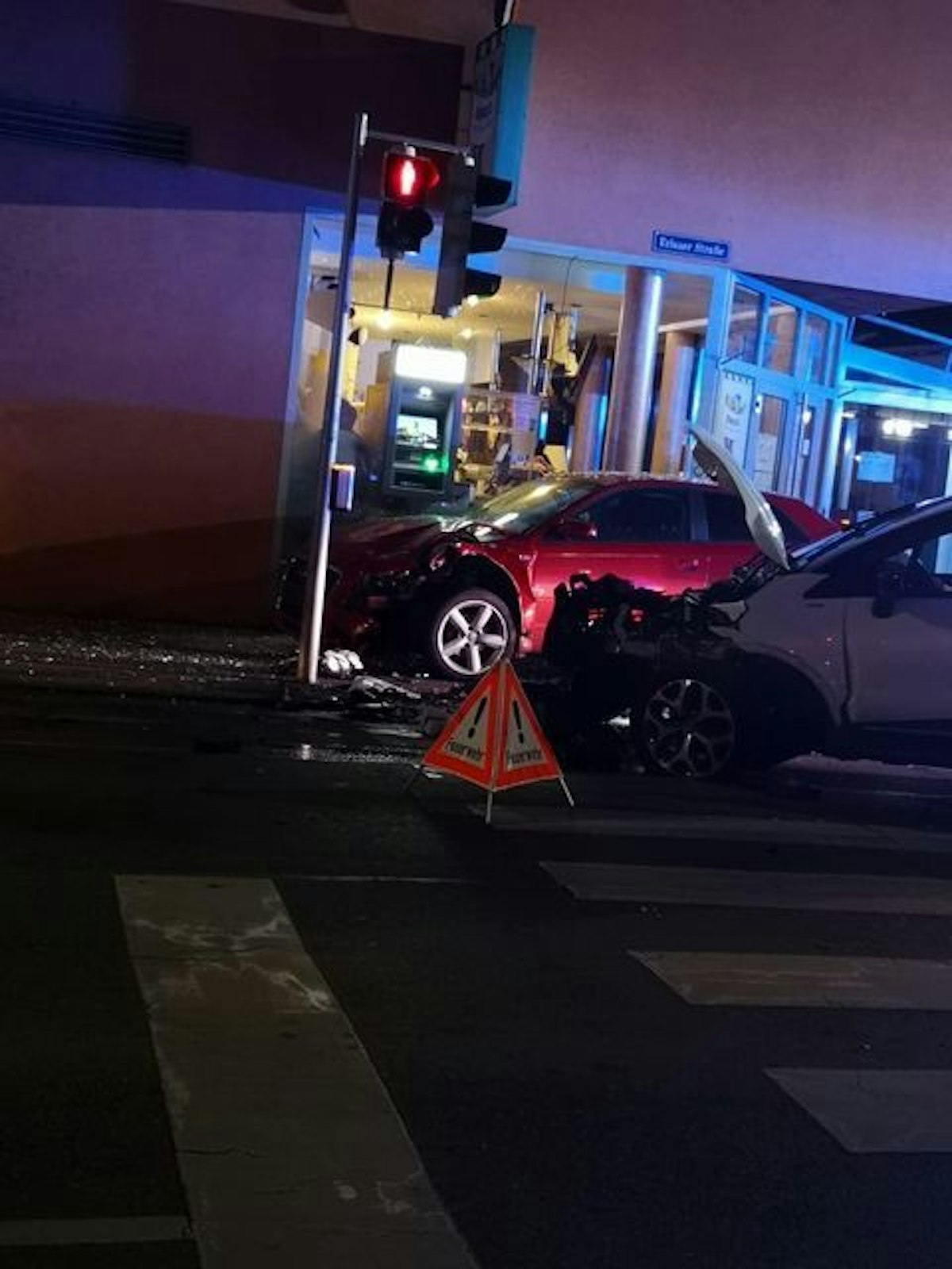 Bei einem Verkehrsunfall zwischen zwei Pkws wurde auch ein Eisgeschäft beschädigt.